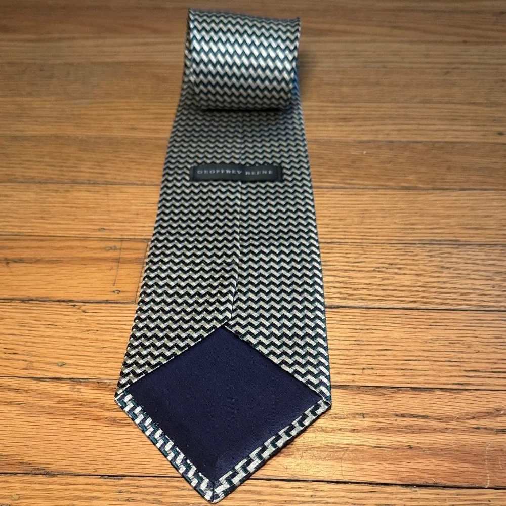 Beautiful Geoffrey Beene Chevron Patterned Silk Dress Tie in Tan/Blue/Green